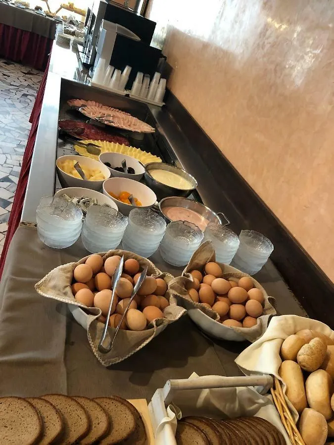 Hotel Amalfi Τζεσόλο Λίντο 3*,